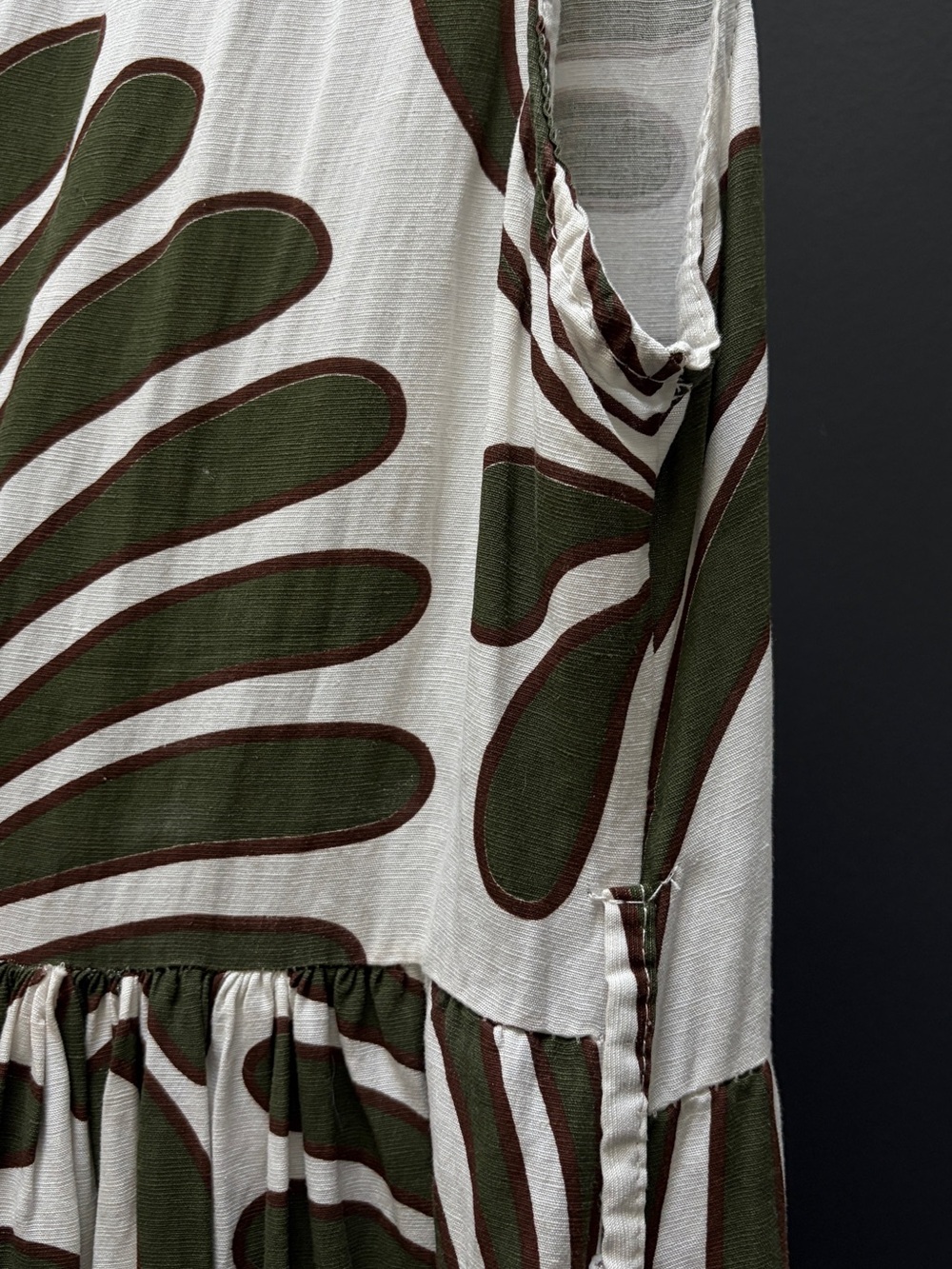 Sleeveless maxi Lagenlook, bold olive botanical print - Picture 5 of 5